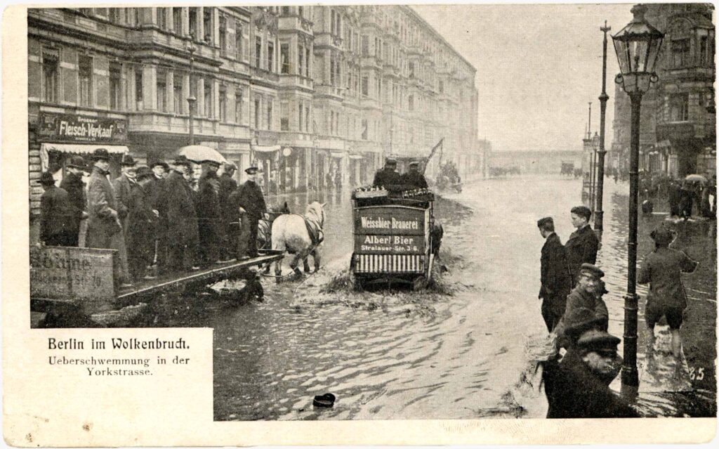 Überschwemmung in der Yorkstraße, 1902, o. V., FHXB Friedrichshain-Kreuzberg Museum, 0016v.