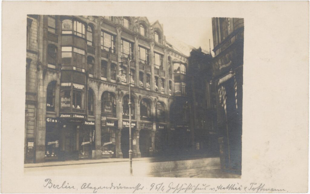 Postcard with a photo of the J. Edelstein AG headquarters and the porcelain shop on Alexandrinenstraße 95–96, Eugene Pogade's Photo-Artikel, n.d., Collection Peter Plewka / FHXB Friedrichshain-Kreuzberg Museum, 0063.