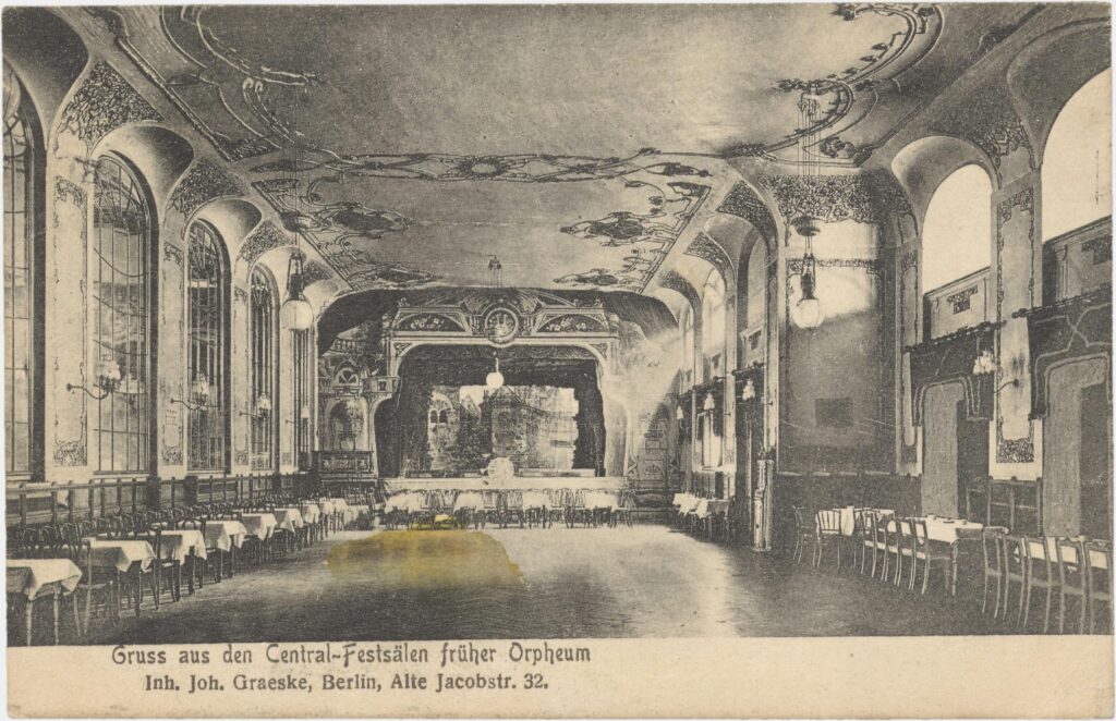 Innenansicht der Central-Festsäle, o.J., o.V., Sammlung: Peter Plewka / FHXB Friedrichshain-Kreuzberg Museum, 0090v. In den Central-Festsälen (Alte Jakobstraße 32) tagte der Bund für Menschenrecht. Außerdem wurden hier zahlreiche Urningbälle veranstaltet.