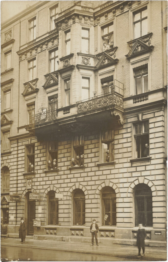 Sicht auf das Postamt 13 in der Alten Jakobstraße 169/170, o.J., Photo-Verlags-Anstalt Otto Esch, Verlag, Sammlung: Peter Plewka / FHXB Friedrichshain-Kreuzberg Museum, 0137. In der Alten Jakobstraße 174, in der Nähe des abgebildeten Ansichtskartenmotivs, befand sich das queere Kabarett Spinne.