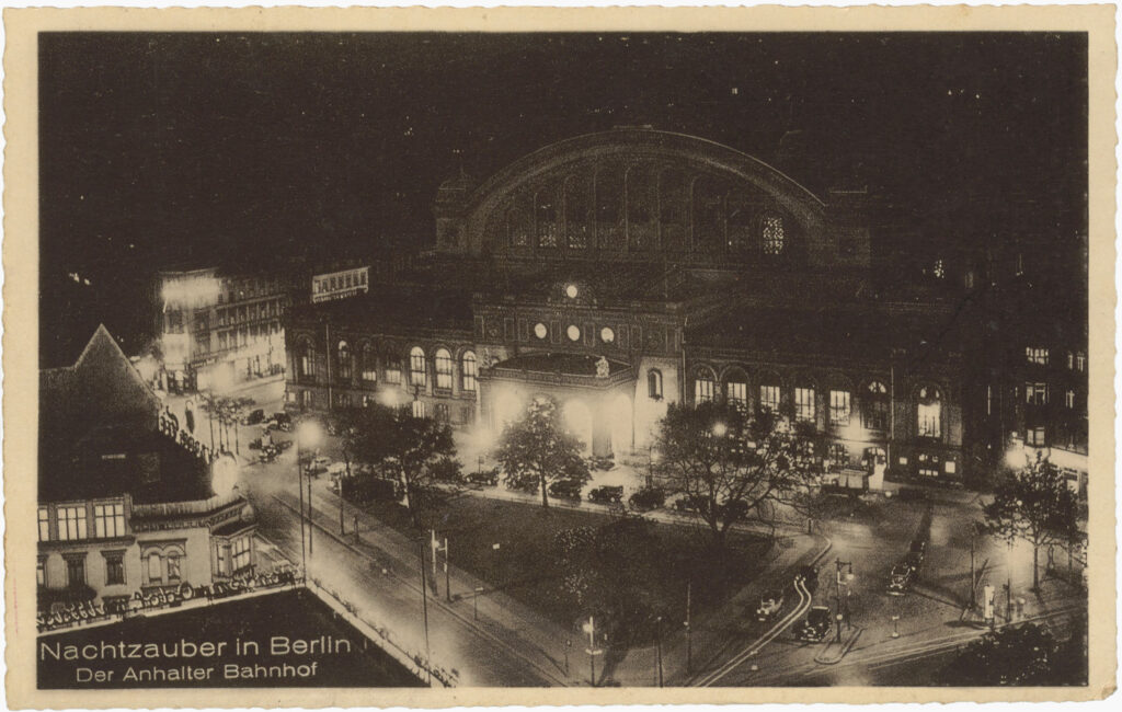 Ansichtskarte vom Anhalter Bahnhof nachts, vermutlich 1933–1934, fotografiert von Bruno Schroeter, Sammlung: Peter Plewka / FHXB Friedrichshain-Kreuzberg Museum, 0268v.
