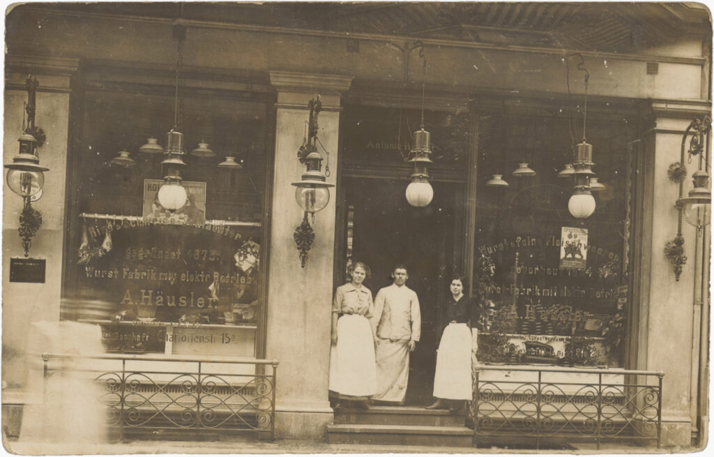 Ansicht der Dresdener Straße 60, o.J., o.V., Sammlung: Peter Plewka / FHXB Friedrichshain-Kreuzberg Museum, 0783v. In den City-Festsälen (Dresdener Straße 52/53), in direkter Nähe zu dem abgebildeten Gebäude, tagte der Bund für Menschenrecht und veranstaltete regelmäßige Urningbälle.