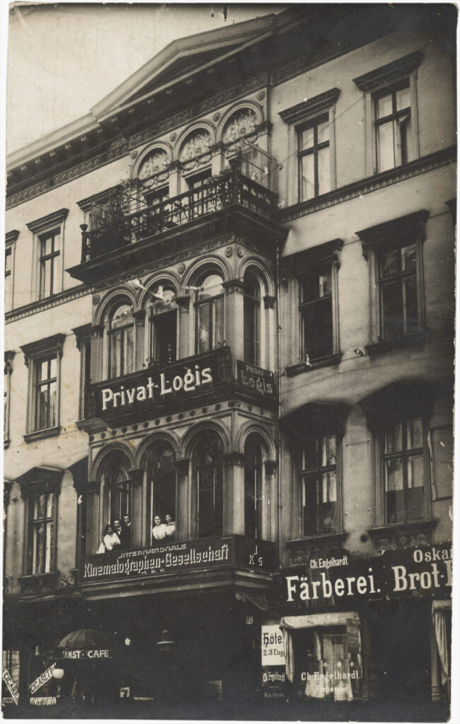 Ansicht der Friedrichstraße 27, vmtl. 1908, o.V., Sammlung: Peter Plewka / FHXB Friedrichshain-Kreuzberg Museum, 0950v. In der Friedrichstraße 26, in direkter Nähe zu dem abgebildeten Gebäude, befand sich das queere Bürger Casino.