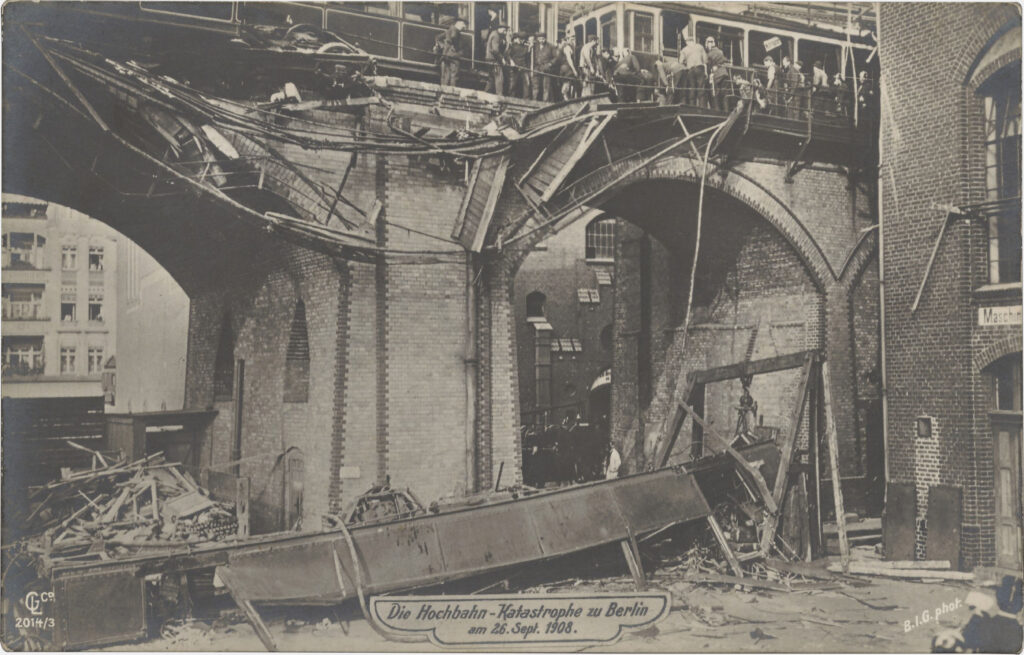 Die Hochbahn-Katastrophe zu Berlin am 26. September 1908, 1908, B.I.G. phot., Peter Plewka / FHXB Friedrichshain-Kreuzberg Museum, 1257v.