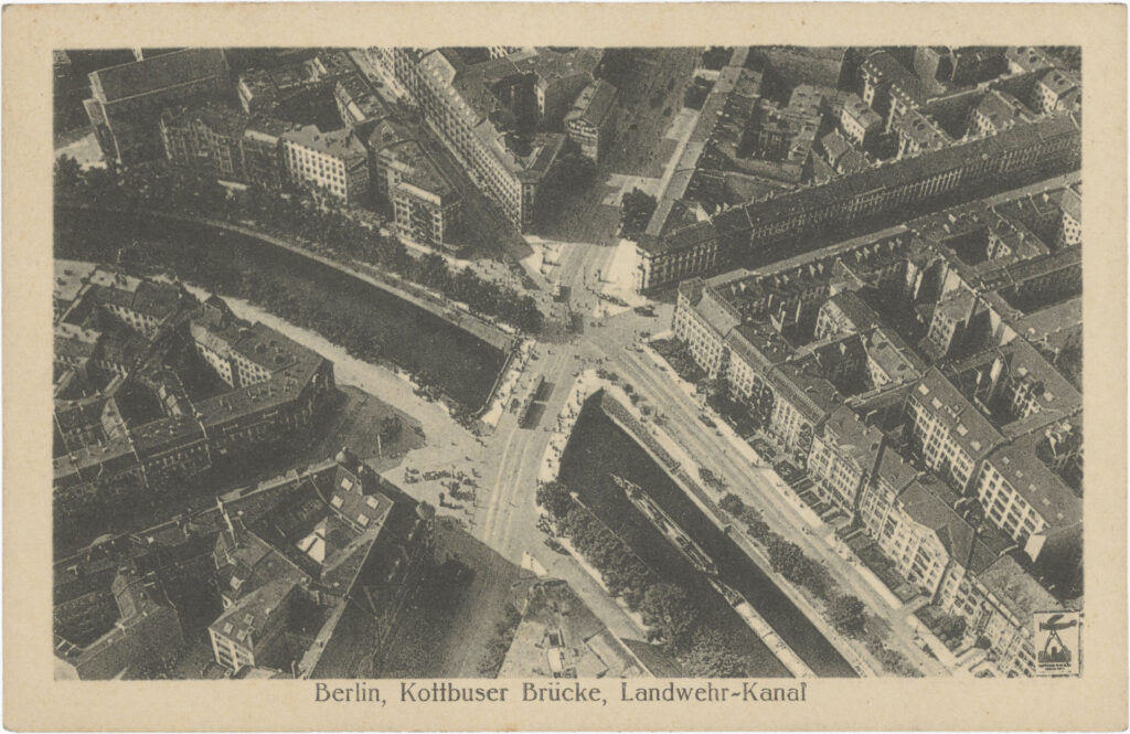 Ansichtskarte mit der Luftaufnahme der Kottbusser Brücke und des Landwehr-Kanals, Nr. 6. Moderner Kunstverlag G.m.b.H., Berlin, o.J., Sammlung: Peter Plewka / FHXB Friedrichshain-Kreuzberg Museum, 2254v.