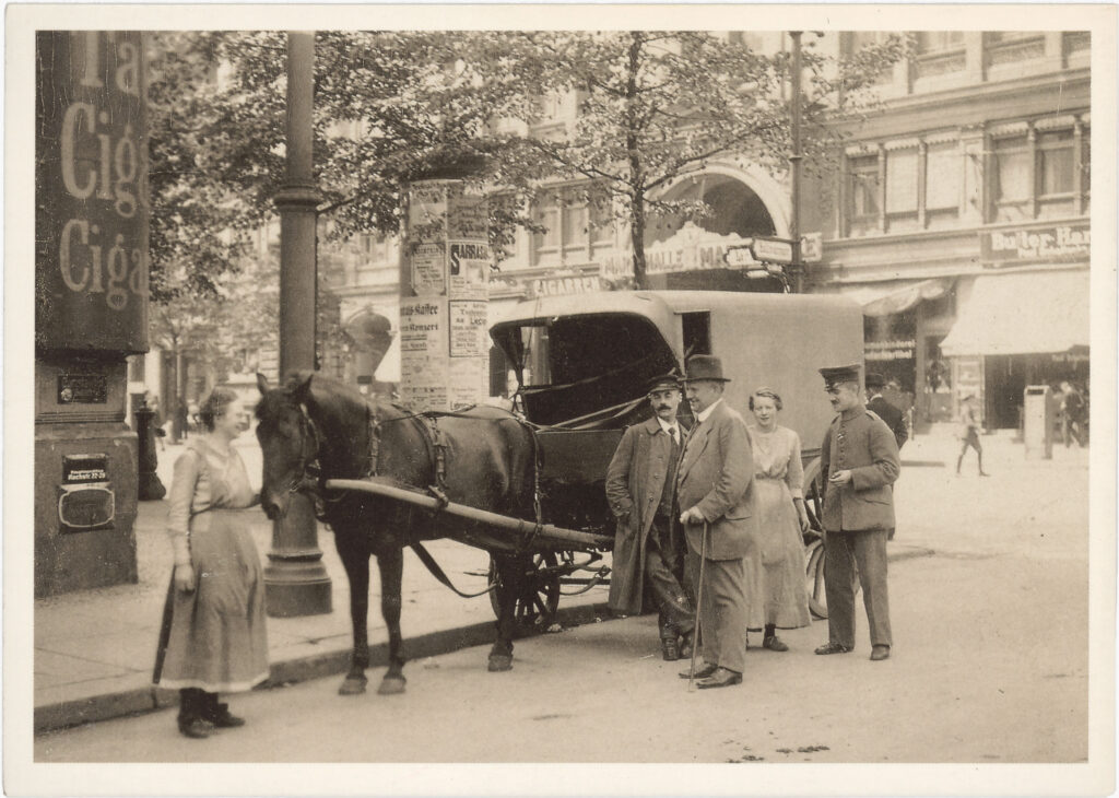 Anscheinend fehlerhafte Aufnahme, denn die Abgebildeten posierten noch nicht, eine Person ist nur verschwommen zu sehen.Hollmannstr. / Lindenstr., o.D., SPP / FHXB 1966