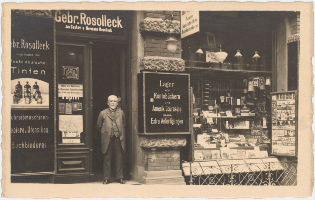 A showcase with picture postcards is mounted on the wall.Bookbinding shop, Friedrichstr. 213, no date, SPP / FHXB 0988