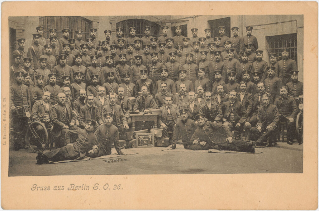 About 100 men in postal uniforms are depicted here.„Postamt 26“, Adalbertstr. 94, no date, SPP / FHXB 0017