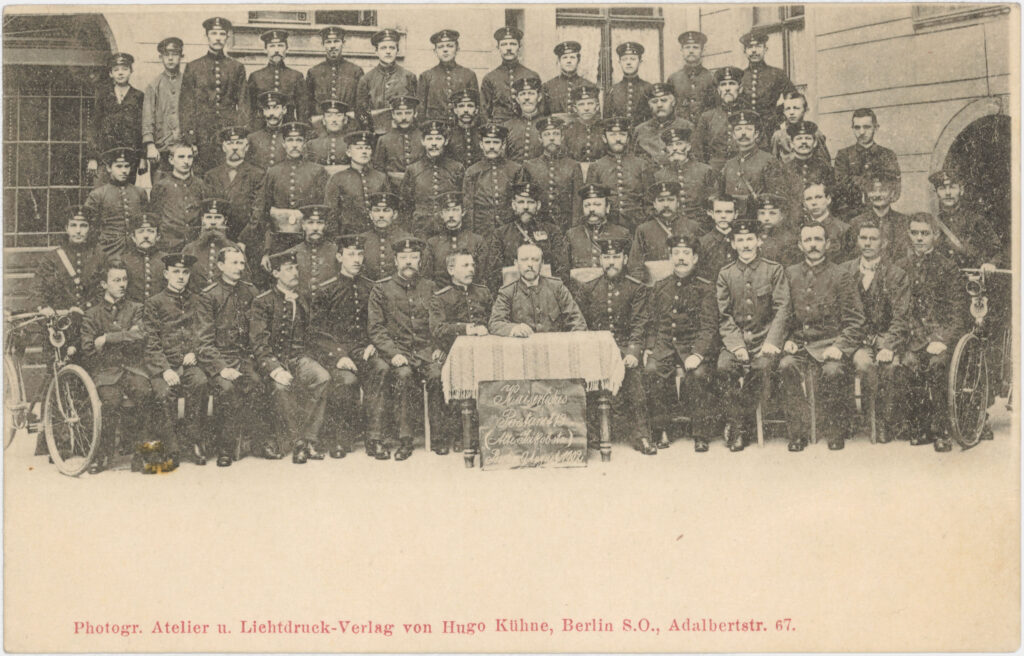 The staff photograph also shows bicycles used for delivery.„Kaiserliches Postamt 13“, Alte Jakobstr. 169-170, 1902, SPP / FHXB 0138