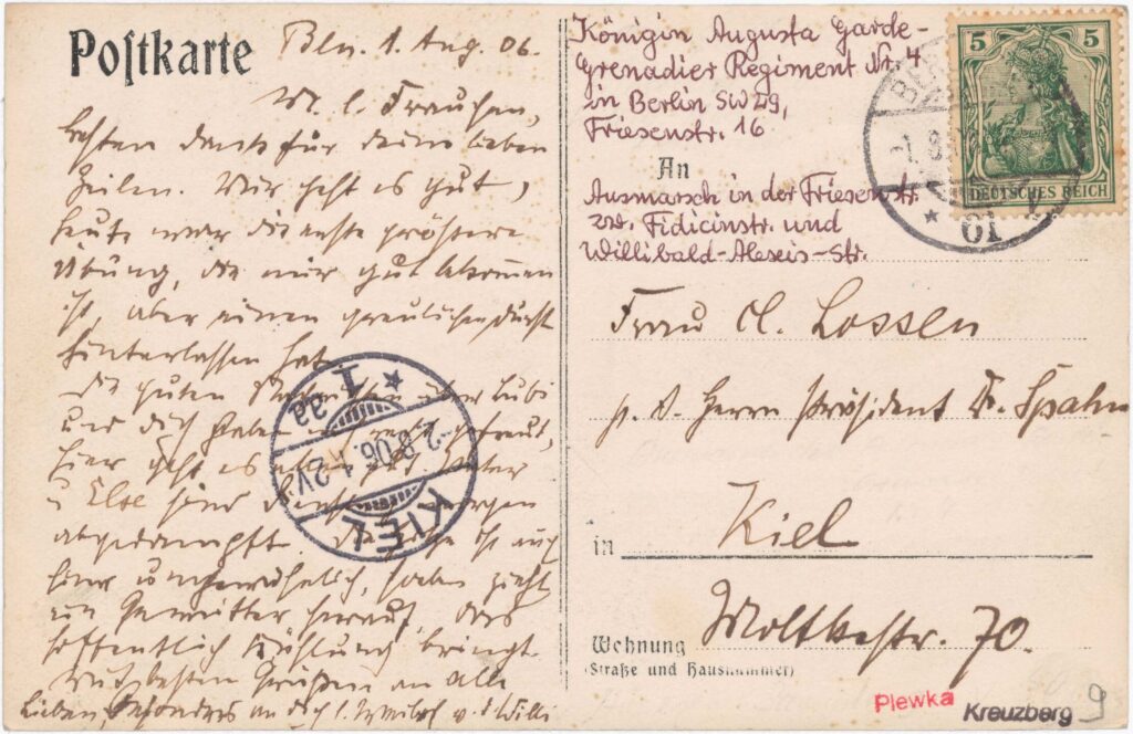 „Regiment Augusta zieht an meiner Wohnung vorbei zur Schloßwache“; außerdem Bericht der ersten militärischen Übung.Königin Augusta Garde-Grenadier Regiment Nr. 4, Ausmarsch Friesenstr., o.D. (verschickt 1906), SPP / FHXB 1064