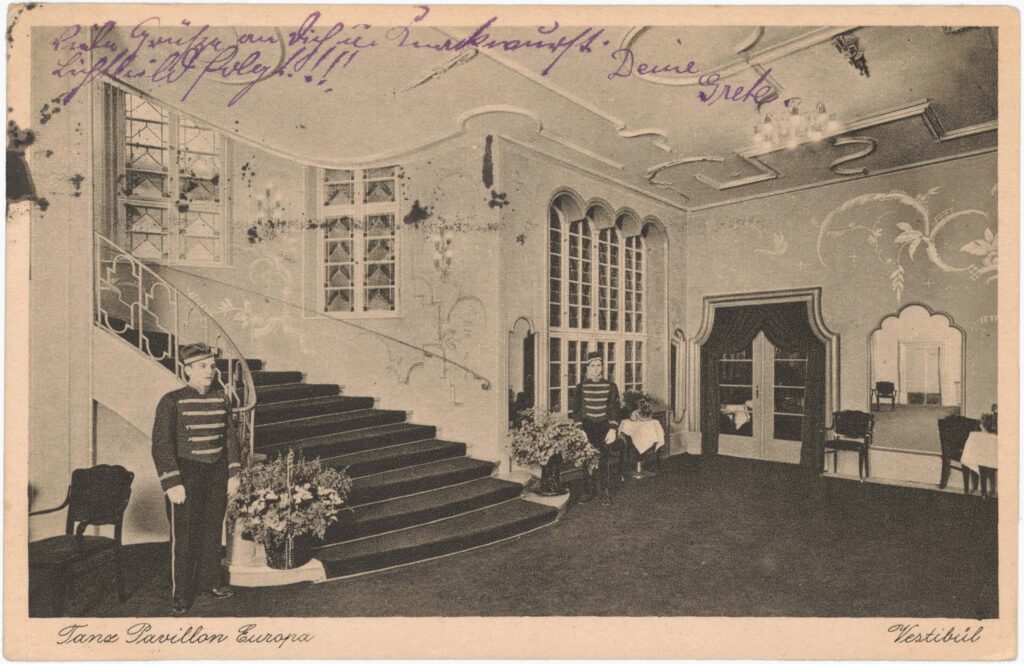 „Da staunste was, wir sitzen hier von zahllosen Kavalieren umgeben und amüsieren uns köstlich.“Königgrätzer Str. 118/119 (heute Stresemannstr.), o.D. (verschickt 1928), SPP / FHXB 4267