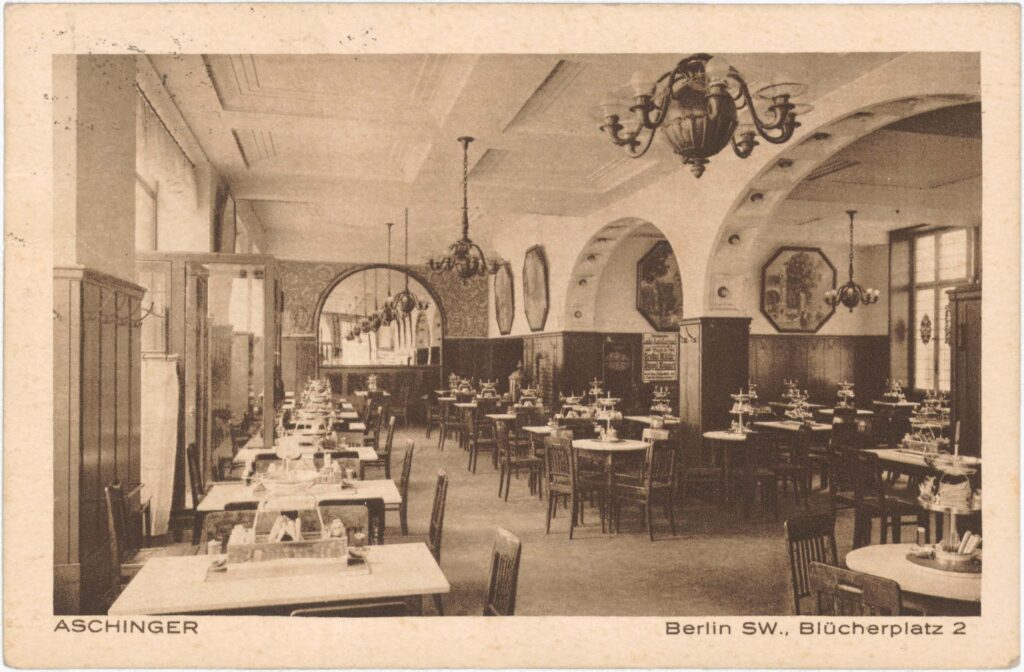 „Sitzen hier bei einer herrlichen ‚Molle‘ und gedenken deiner. Hoffentlich kannst du bald wieder dabei sein.“Restaurant Aschinger, Blücherplatz 2, o.D. (verschickt 1933), SPP / FHXB 0546