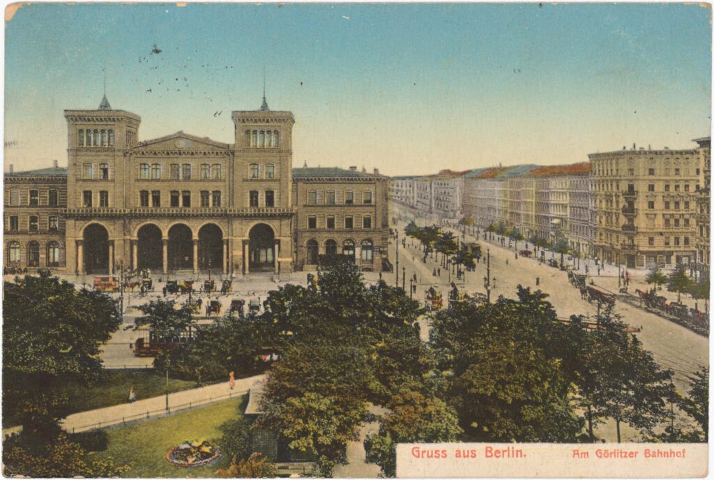 „Habe bis heute (…) gelauert auf die Lohnbücher bis jetzt noch nicht bekommen//Habt Ihr die Adresse nicht richtig geschrieben//ich brauchte sie so nothwendig“.Görlitzer Bahnhof, 1908 (verschickt 1910), SPP / FHXB 1345
