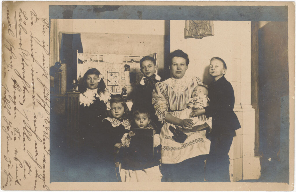 „Bin ich nicht hübsch?? Und wenns Sie mir immer noch nach dem Läben trachten, sollen Sie mal sehen, kriegen Sie es mit die sechs Göhren zu thun.“Lindenstr. 94, o.D. (verschickt: datum unlesbar), SPP / FHXB 2611