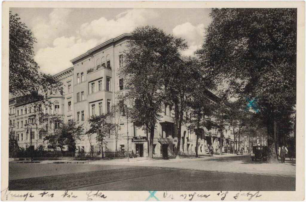 „Kennst du die Ecke // Da wohne ich jetzt“ / „Die Ecke ist die Zigarrenecke Großbeerenstr.“Großbeerenstr. 9, o.D. (verschickt 1944), SPP / FHXB 1458