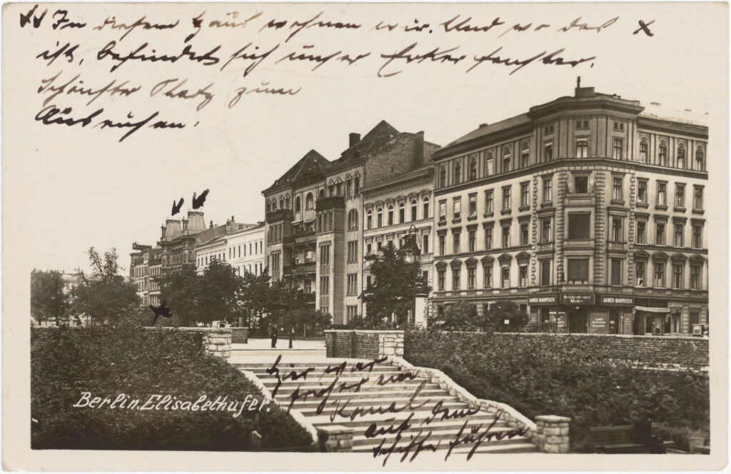 „In diesem Haus wohnen wir. Und wo das x ist, befindet sich unser Erkerfenster. Schönster Platz zum Ausruhen. Hier war früher ein Kanal auf dem Schiffe fuhren.“Elisabethufer, o.D. (verschickt 1936), SPP / FHXB 2691